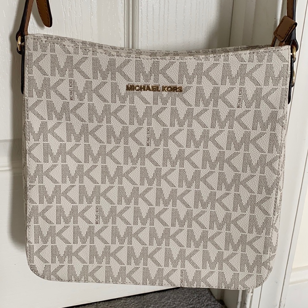 Brand New! Never used! Michael Kors Purse.